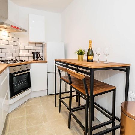 Two Bedroom Apartment - En Suites - Smart Tv'S - Wifi - Netflix - Bearwood เบอร์มิงแฮม ภายนอก รูปภาพ