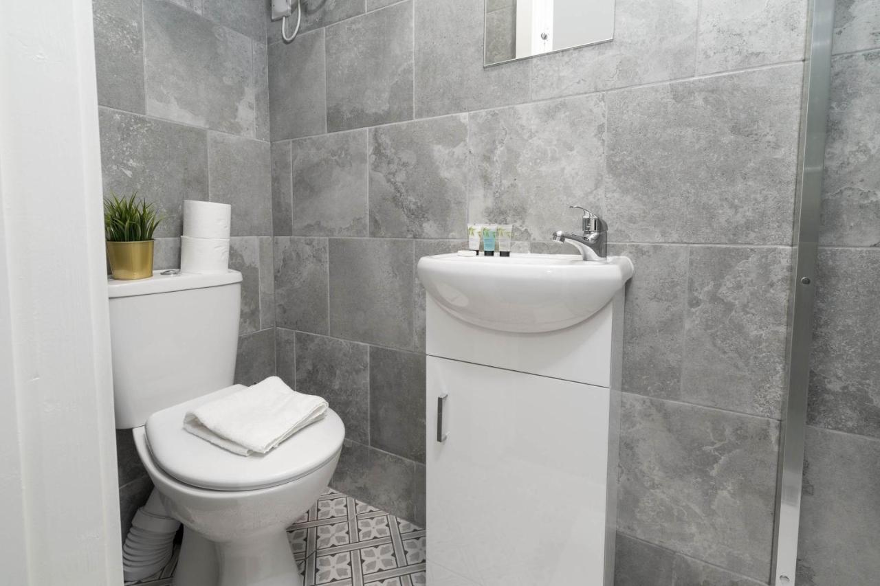 Two Bedroom Apartment - En Suites - Smart Tv'S - Wifi - Netflix - Bearwood เบอร์มิงแฮม ภายนอก รูปภาพ