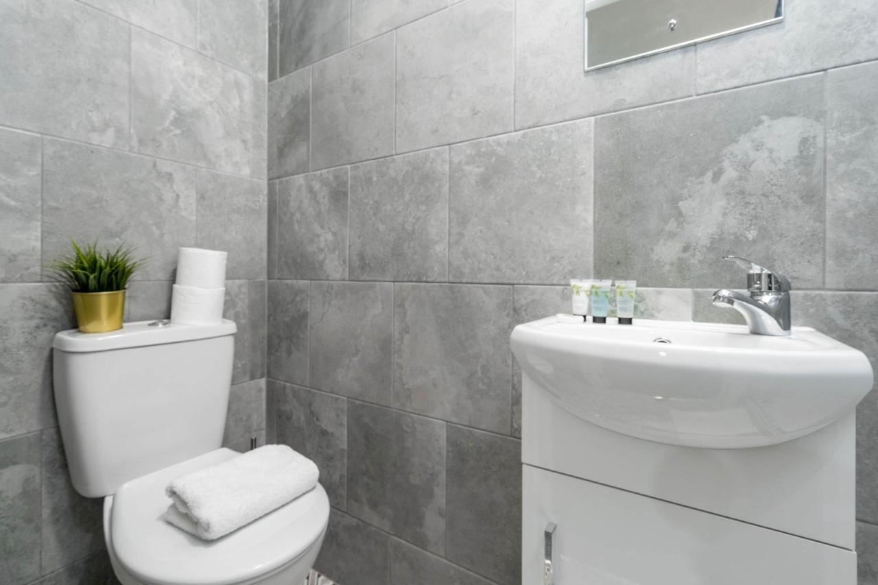 Two Bedroom Apartment - En Suites - Smart Tv'S - Wifi - Netflix - Bearwood เบอร์มิงแฮม ภายนอก รูปภาพ