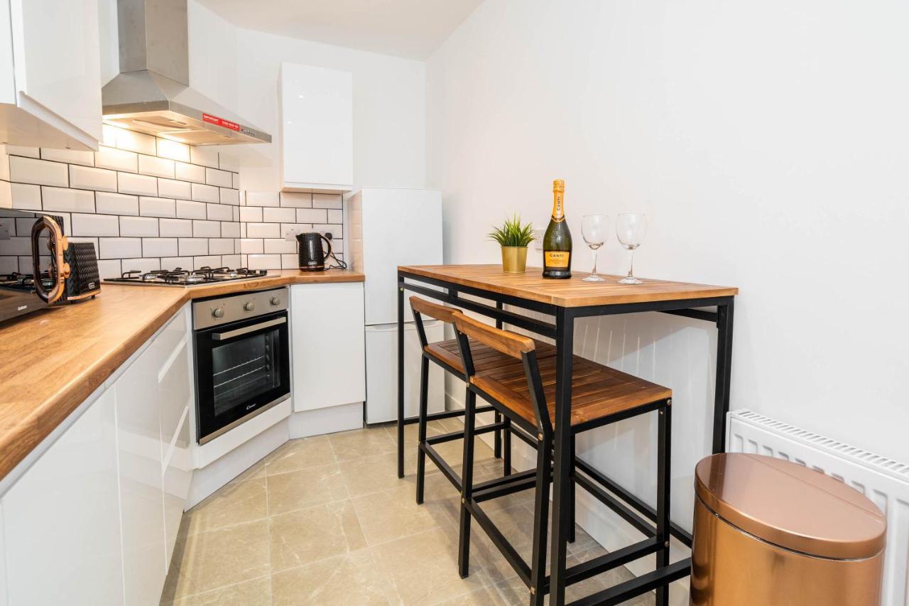 Two Bedroom Apartment - En Suites - Smart Tv'S - Wifi - Netflix - Bearwood เบอร์มิงแฮม ภายนอก รูปภาพ
