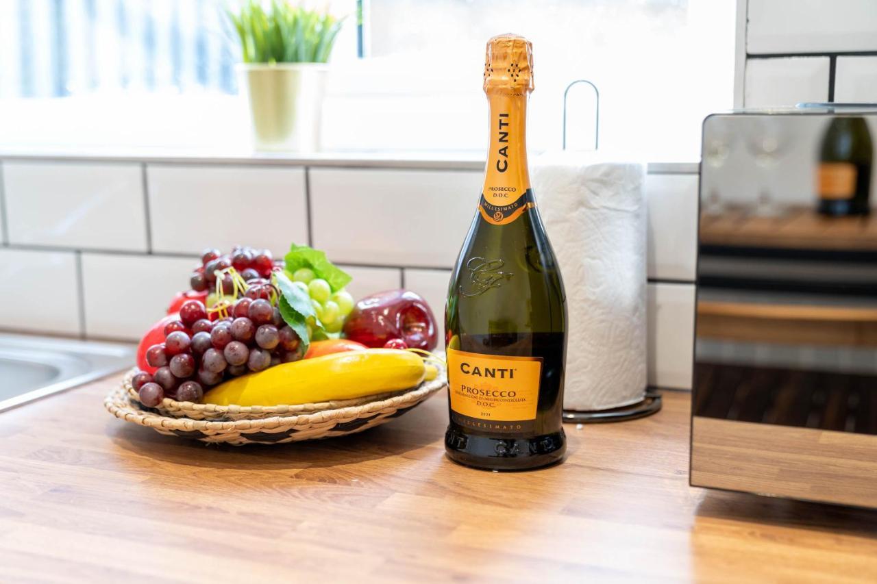 Two Bedroom Apartment - En Suites - Smart Tv'S - Wifi - Netflix - Bearwood เบอร์มิงแฮม ภายนอก รูปภาพ